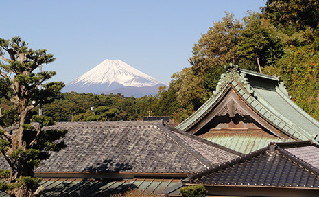 富士山と海が見えるお寺